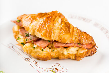 Круассан со скрэмблом и беконом