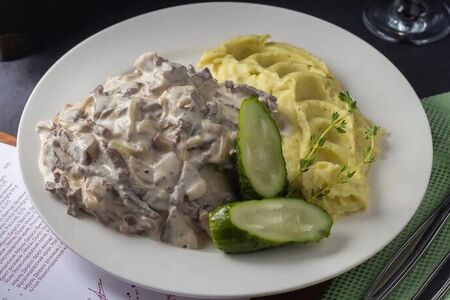 Бефстроганов из телятины с грибами и картофельным пюре