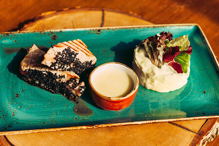 Филе тунца на картофельном пюре с васаби