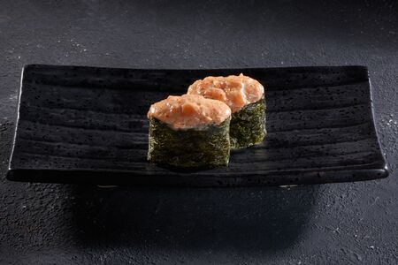 Запеченные суши тунец 2 шт