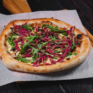 Пицца с грибами шиитаке и телятиной