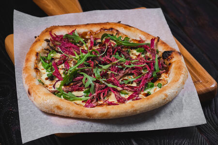 Пицца с белыми грибами и телятиной