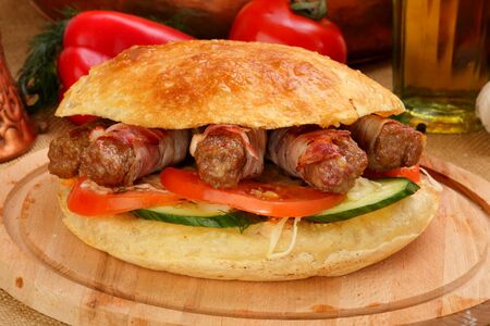 Бургер с чевапчичи в беконе