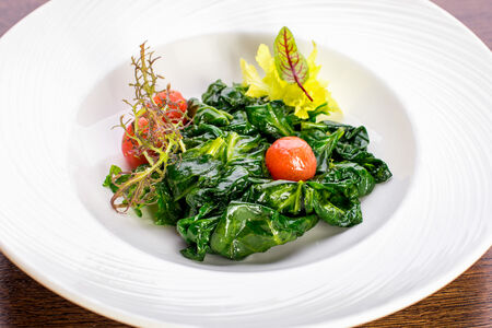 Шпинат, обжаренный с чесноком