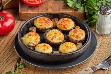 Шампиньоны с сыром сулугуни