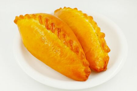 Пирожок с капустой и яйцом