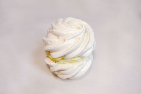 Пирожное Облака с чёрной смородиной