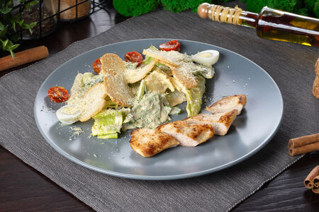 Салат Цезарь с куриной грудкой