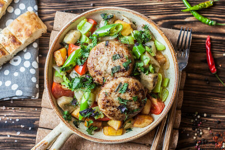 Котлеты из курицы с печеными овощами и картофелем