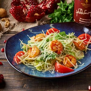 Салат Цезарь с тигровыми креветками