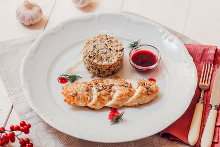 Филе цыпленка, жаренное с томленой перловкой