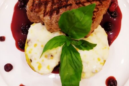 Медальоны из говяжьей вырезки в ягодном соусе