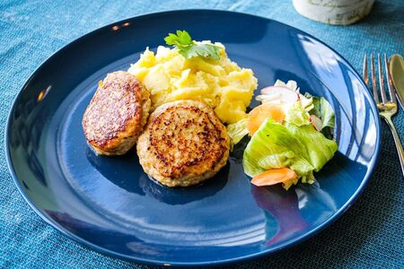 Куриные котлетки с картофельным пюре