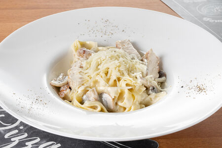 Паста Феттуччине с курицей и грибами в соусе песто