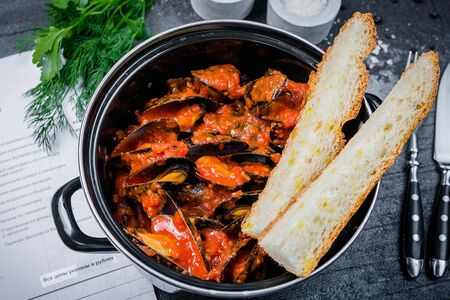 Мидии с томатами