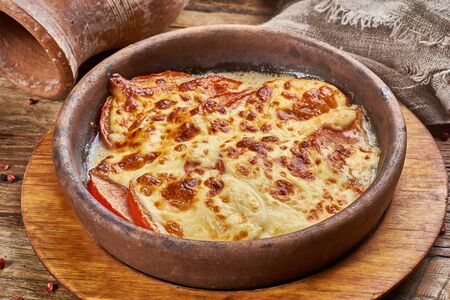 Сулугуни с помидорами на кеци 