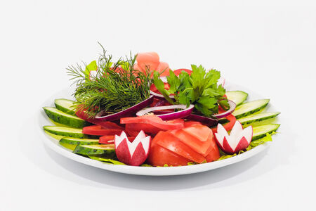 Тарелка со свежими овощами