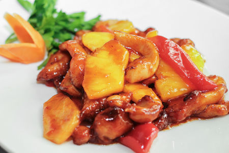 Курица жареная с ананасами и овощами