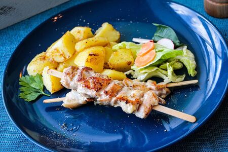 Жареный куриный шашлычок с картофелем