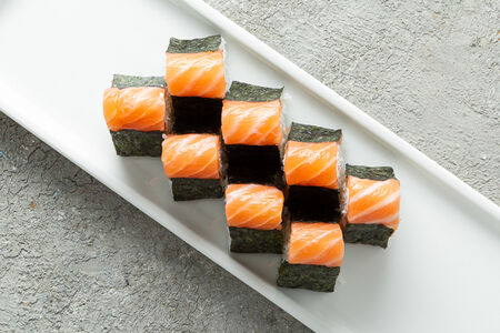 Острый ролл с лососем и крабом