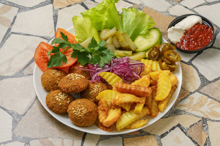 Фалафель на тарелке