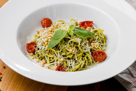 Спагетти с соусом песто и кедровыми орешками