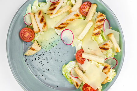 Салат Цезарь с куриной грудкой