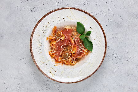 Паста с говядиной и пармской ветчиной