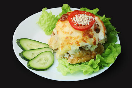 Куриное бедро с грибами под сыром