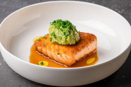 Лосось гриль, толченое авокадо и васаби