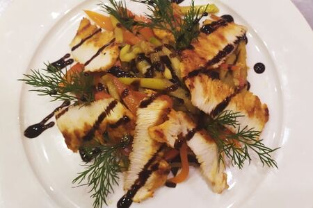 Теплый салат с индейкой и овощами