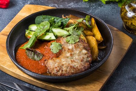 Большая котлета из индейки с жареным картофелем