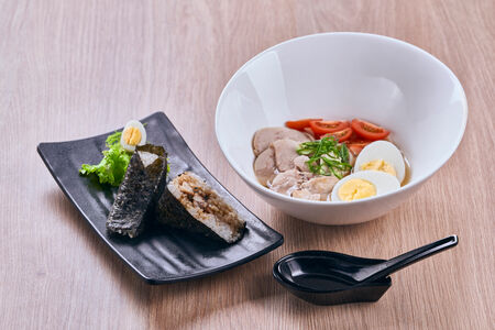 Обед с куриным супом-лапшой и напиток