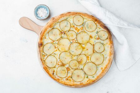 Пицца с грушей и сыром горгонзола