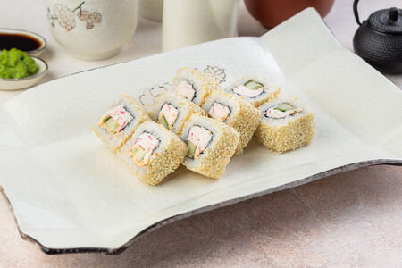 Ролл Калифорния в кунжуте