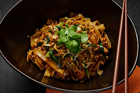 Вок с курицей и грибами в острой чили пасте