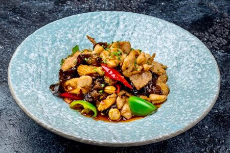 Острое блюдо кунг-по из курицы с земляными орехами