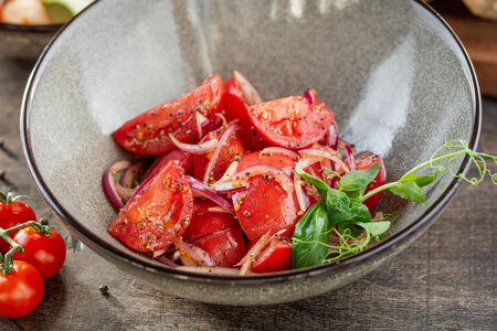 Салат из помидоров с красным луком