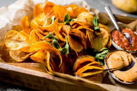 Хрупкие картофельные чипсы с пряными соусами