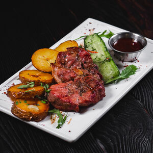 Свиная шейка с обжаренным картофелем