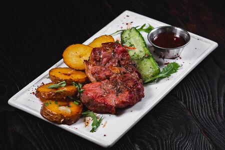 Свиная шейка с обжаренным картофелем