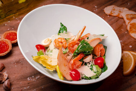 Салат цезарь с креветками