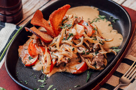 Бефстроганов из говядины с картофельным пюре