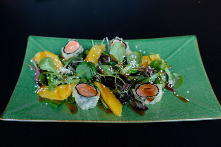 Салат с лососем темпура