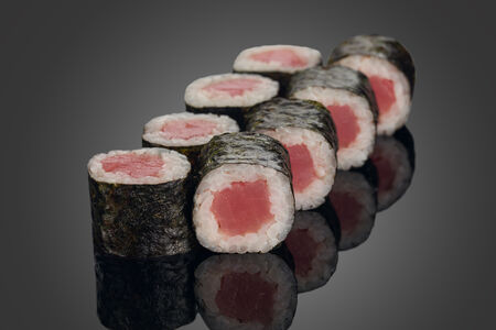 Маки с тунцом