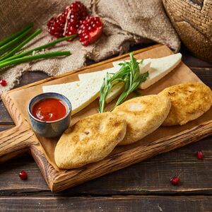 Мчади с имеретинским сыром и соусом сацебели