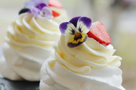 Десерт Павлова с лесными ягодами