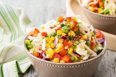 Салат из овощей с кукурузой