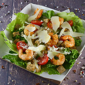 Салат Цезарь с креветками