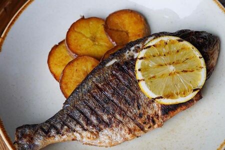 Дорадо на углях с печеным картофелем